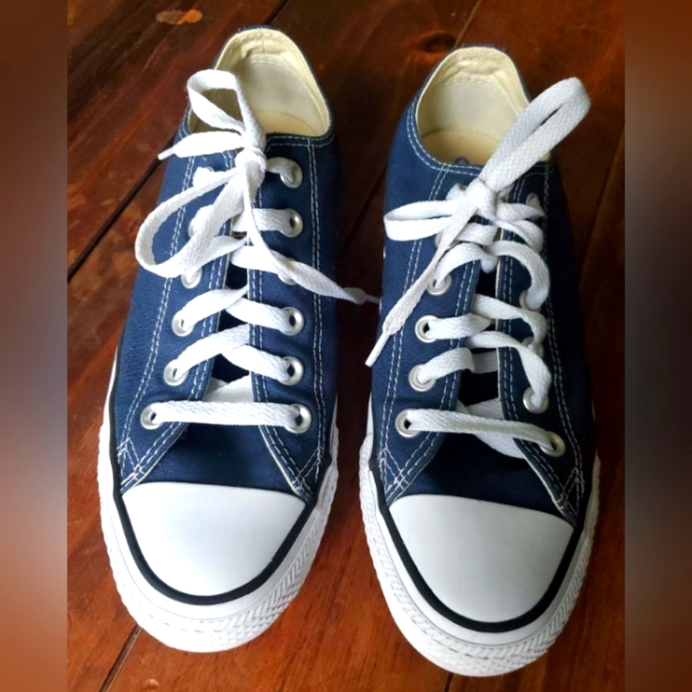 Converse Chuck Taylor's low tops. Navy blue . Size Eur 39